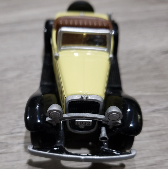 Hallmark vintage roadster 1932 Chevrolet - Picture 4 of 5